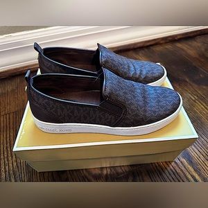 MICHAEL KORS Keaton Slip-On Signature Logo Sneakers Shoes Brown Size 7.5